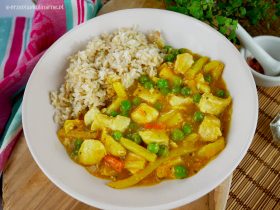Ryż z kurczakiem i groszkiem w sosie curry – błyskawiczny przepis