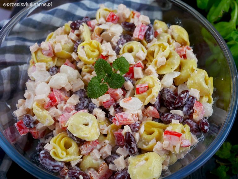 Sałatka z tortellini, szynką i fasolą – szybka i smaczna