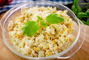Sałatka z selerem, kukurydzą i jajkiem – smaczna i prosta