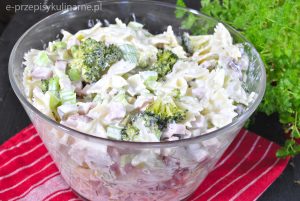 Sałatka z makaronem i brokułem