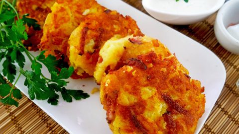 Placki ziemniaczane z kiełbasą i żółtym serem – tanie kotlety ziemniaczane