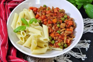 Sos z mięsem mielonym i marchewką z groszkiem