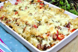 Zapiekanka z makaronem, kiełbasą i pieczarkami