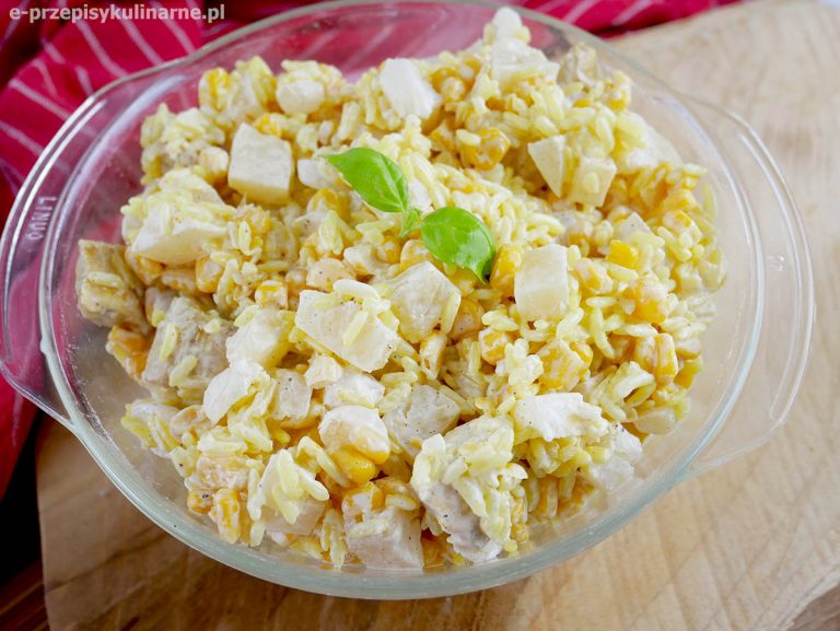 Sałatka z żółtym ryżem i kurczakiem o smaku curry