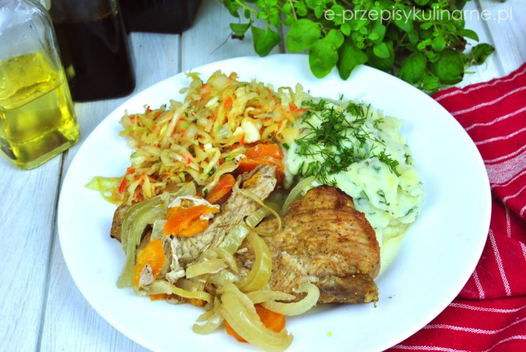 Wieprzowina pieczona z marchewką i cebulą