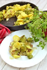 Smażone ziemniaki z brukselką i jajkami