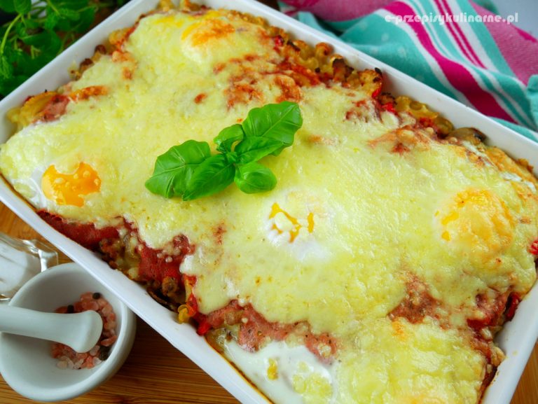 Zapiekanka z makaronu, mięsa mielonego i jajek