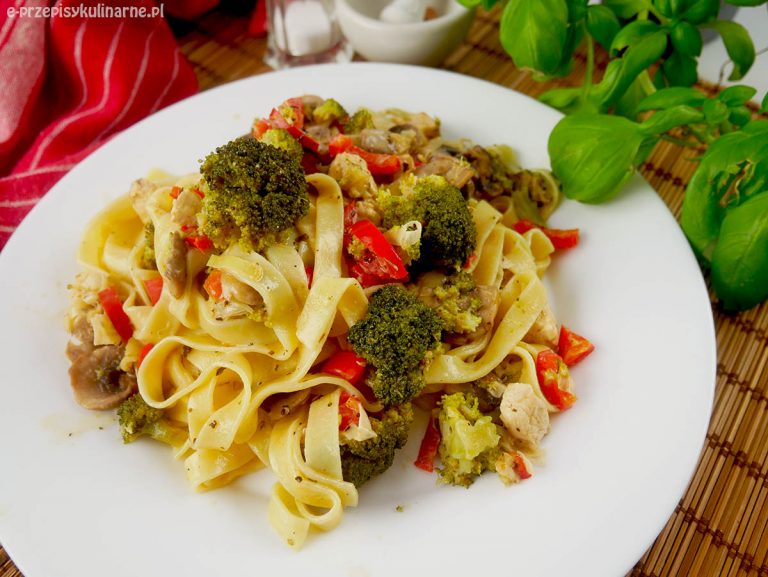 Makaron tagliatelle z kurczakiem i warzywami