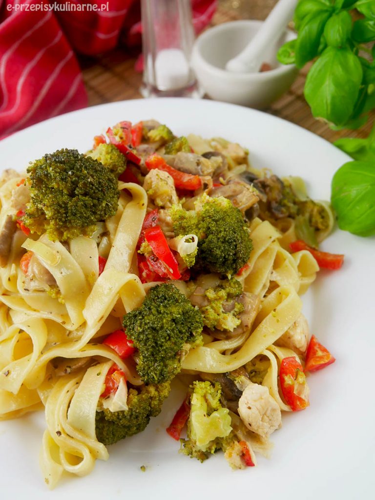 Makaron tagliatelle z kurczakiem i warzywami ePrzepisyKulinarne.pl