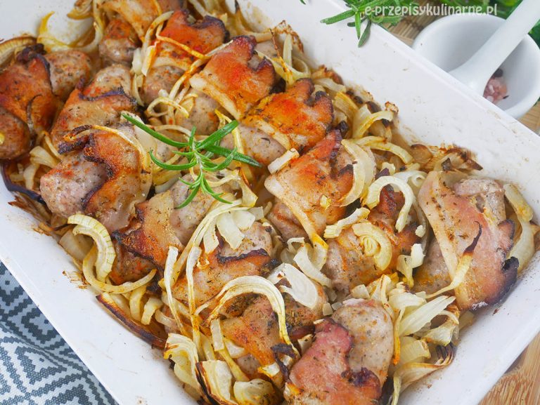 Biała kiełbasa zapiekana w piekarniku z boczkiem i cebulą