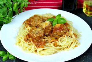 Spaghetti z pulpetami w sosie pomidorowym