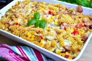 Zapiekanka z makaronem, kiełbasą i warzywami