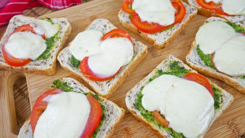 Tosty z mozzarellą, pesto i pomidorem – pyszna przekąska na ciepło
