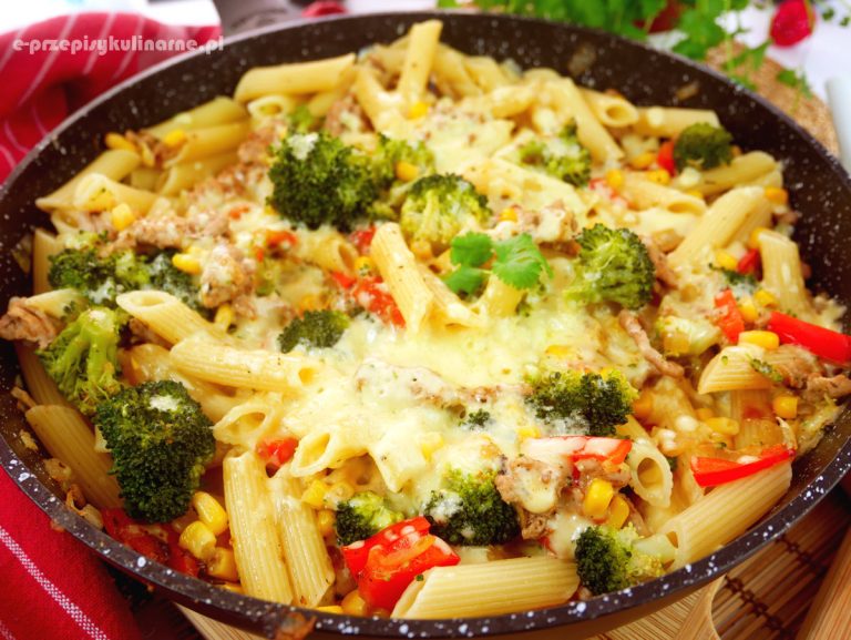 Penne z brokułem i mięsem mielonym – zapiekanka makaronowa z patelni