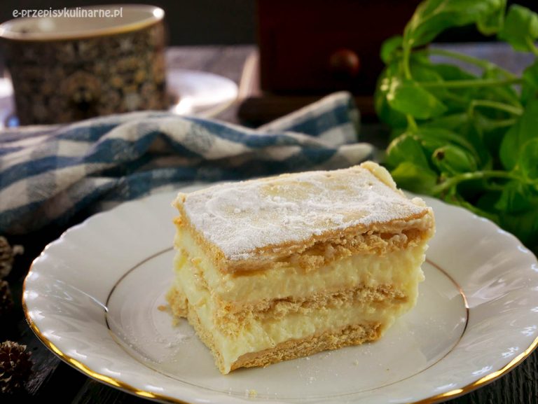 Ciasto budyniowe na krakersach – prosty deser bez pieczenia