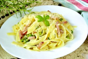 Tagliatelle z boczkiem i groszkiem w sosie śmietanowym