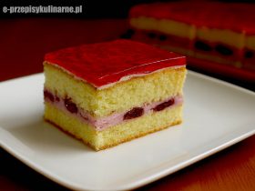 biszkopt z galaretką i owocami