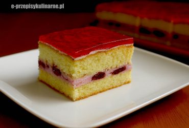 biszkopt z galaretką i owocami