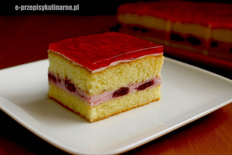 biszkopt z galaretką i owocami