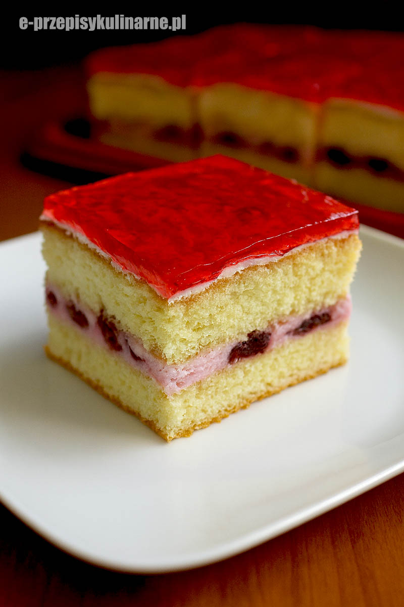 biszkopt z galaretką i owocami