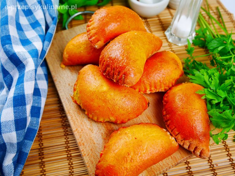 Pierogi drożdżowe z serem i pieczarkami