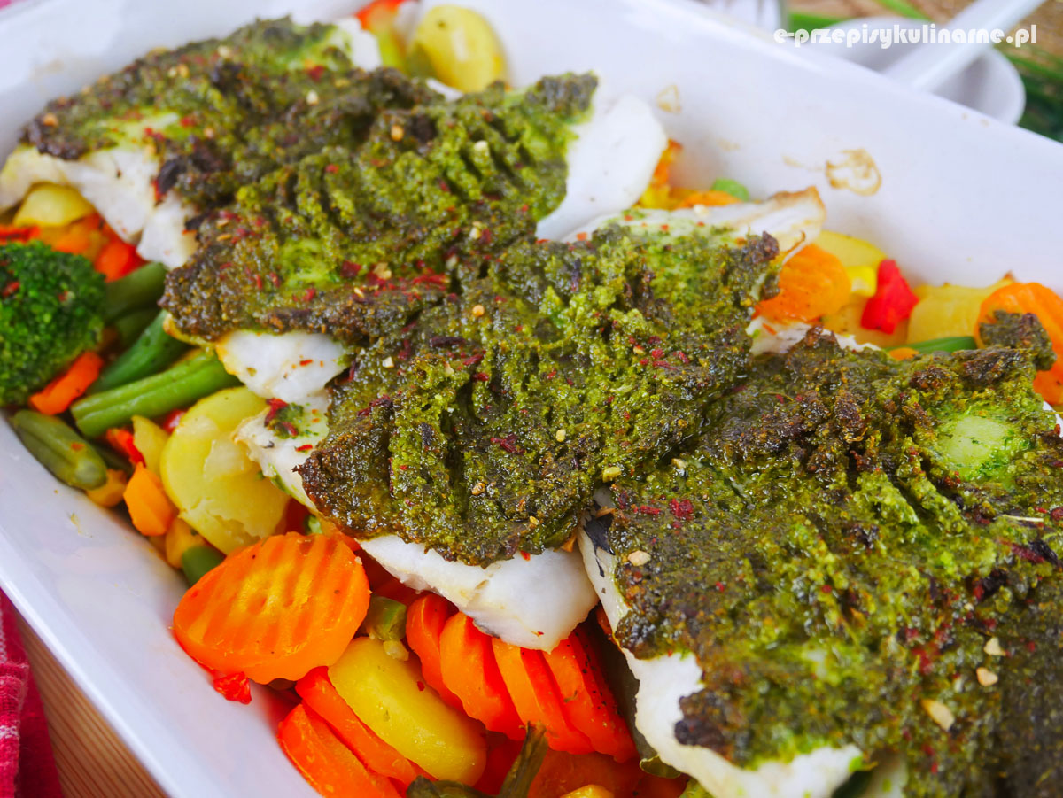 Ryba w warzywach zapiekana z ziołowym pesto