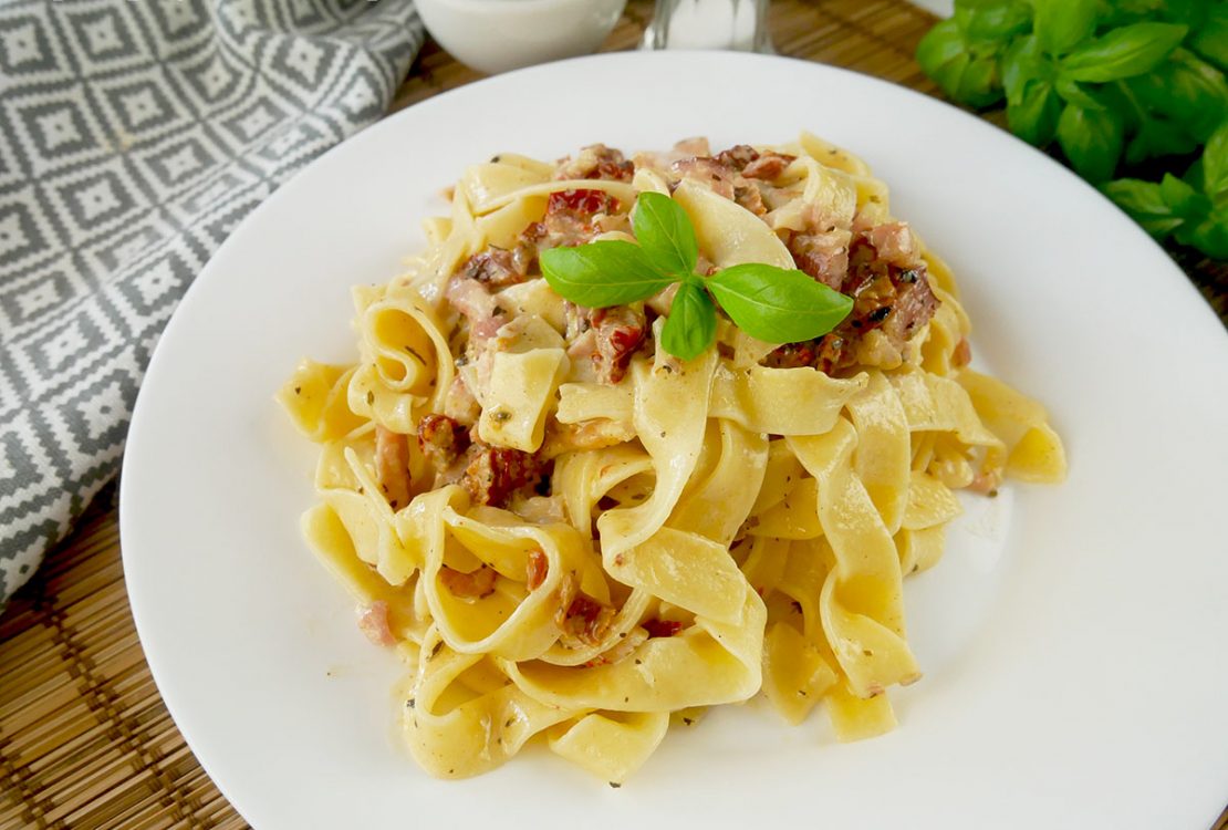 Tagliatelle z boczkiem i suszonymi pomidorami – pyszny i szybki obiad