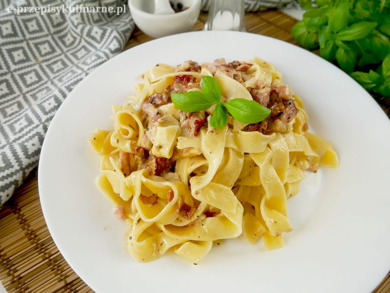 Tagliatelle z boczkiem i suszonymi pomidorami – pyszny i szybki obiad