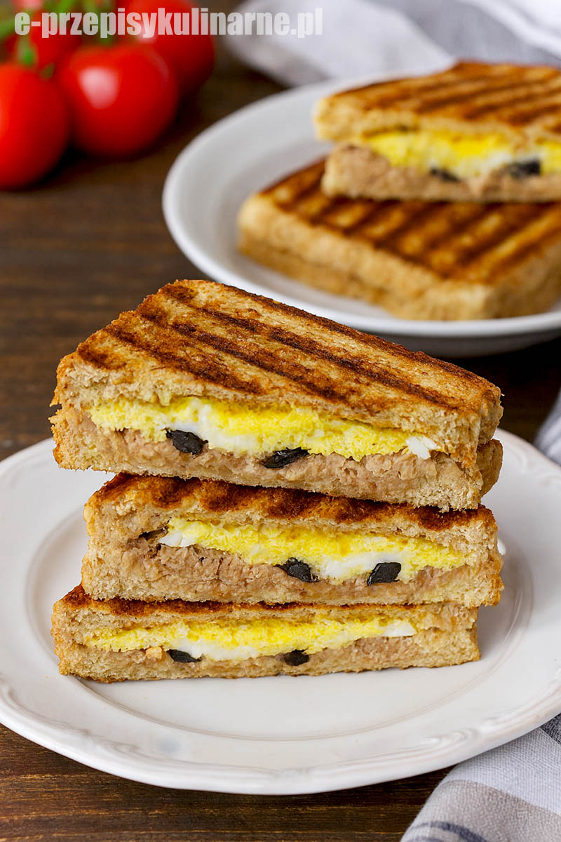 Tosty z jajkiem i tuńczykiem – szybkie, chrupiące i pyszne śniadanie