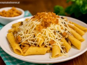 Makaron z szynką i prażoną cebulką – szybki i bardzo smaczny obiad