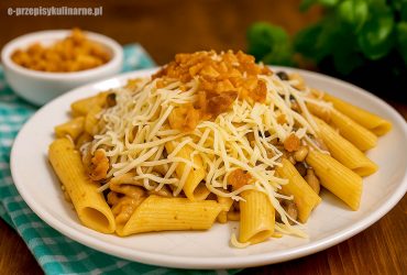 Makaron z szynką i prażoną cebulką – szybki i bardzo smaczny obiad