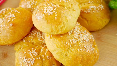 Bułeczki kukurydziane z sezamem - pyszne domowe pieczywo