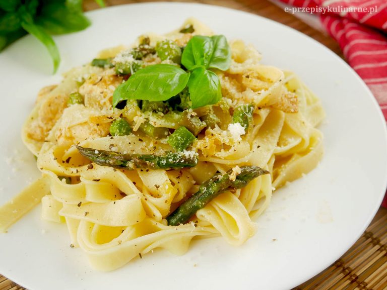 Tagliatelle z piersią kurczaka i warzywami – przepis na szybki obiad