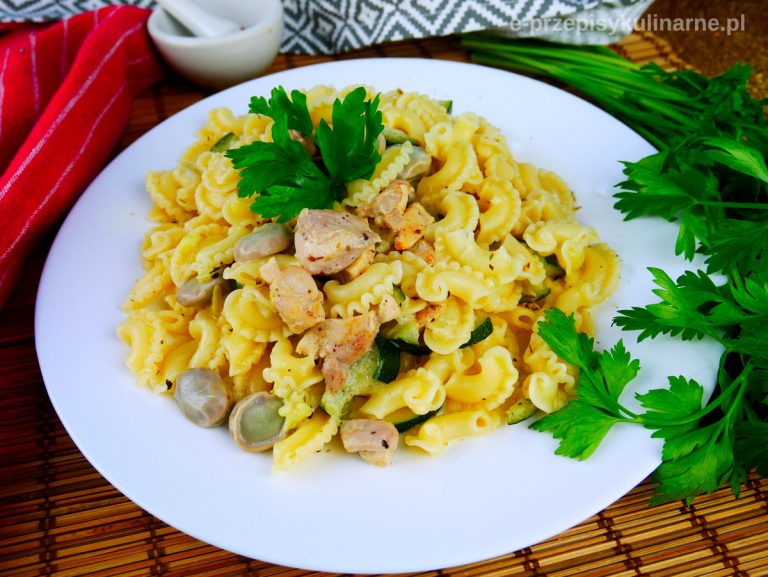 Makaron z bobem i cukinią w sosie śmietanowym