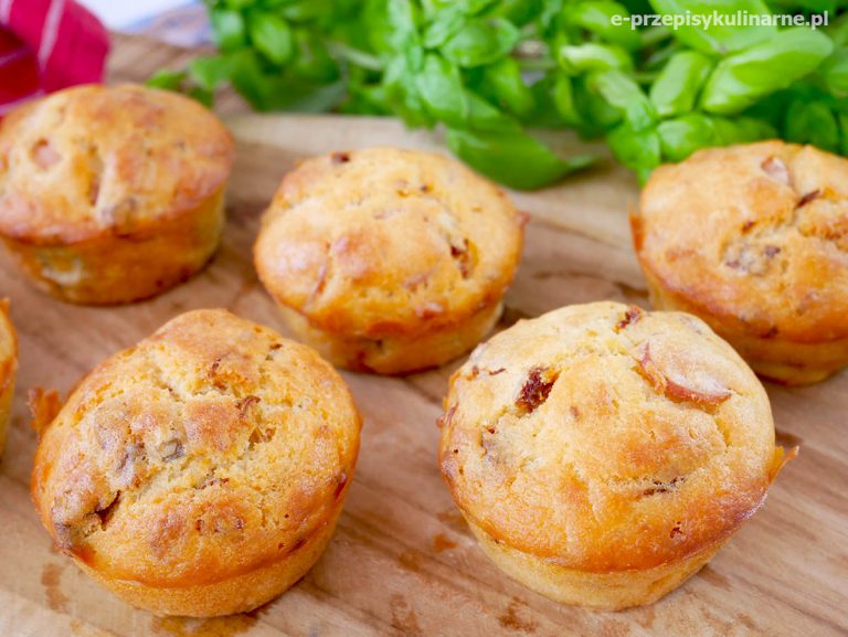 Jogurtowe muffinki z parówką i cebulką