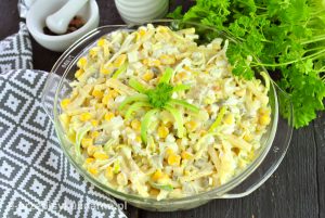 Sałatka z porem i serem żółtym – szybka i smaczna