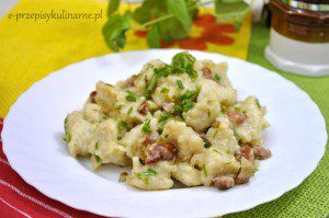 Kluski kładzione z boczkiem i cebulką