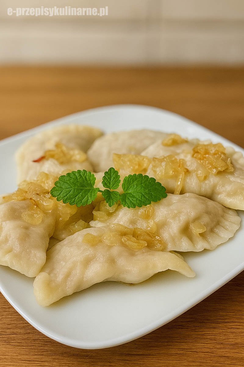 Pierogi z mięsem i pieczarkami na talerzu, polane masłem i cebulką