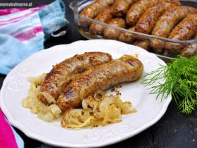 Biała kiełbasa pieczona w piekarniku z cebulą