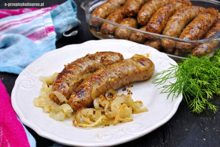 Biała kiełbasa pieczona w piekarniku z cebulą