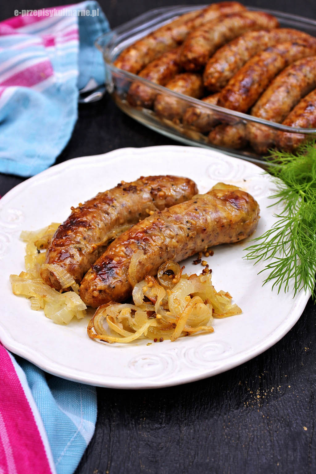 Biała kiełbasa pieczona w piekarniku z cebulą