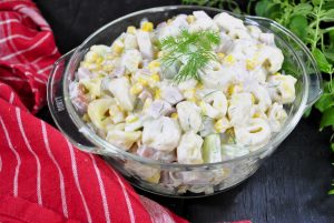 sałatka z tortellini, ogórkiem i koperkiem