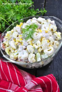 sałatka z tortellini, ogórkiem i koperkiem