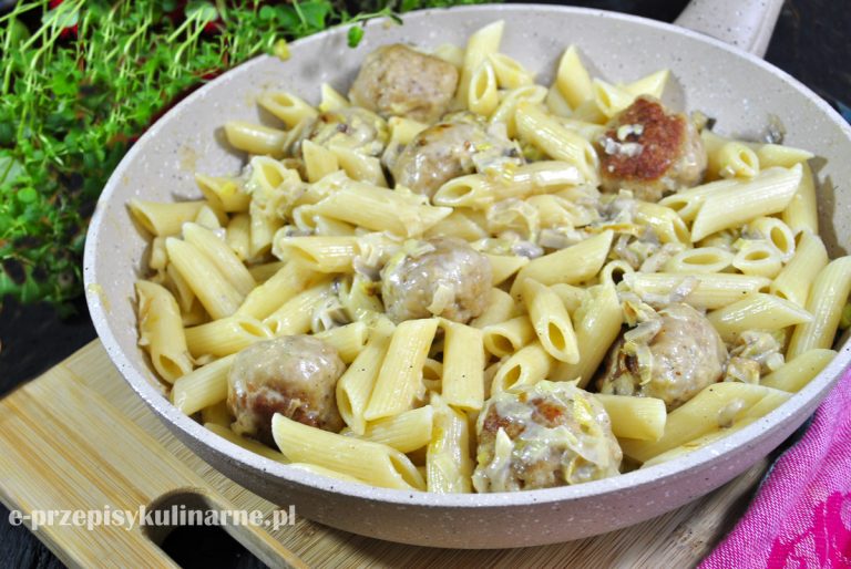 Makaron z klopsikami w sosie śmietanowym