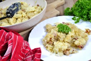 Szare kluski z boczkiem i kapustą kiszoną