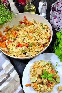 Makaron noodle z kurczakiem i warzywami