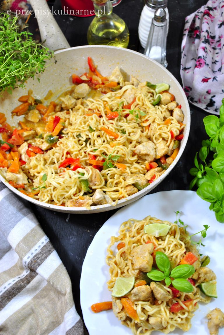 Makaron noodle z kurczakiem i warzywami ePrzepisyKulinarne.pl