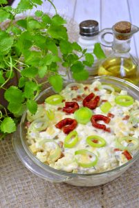 sałatka z kabanosem