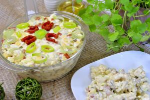 sałatka z kabanosem