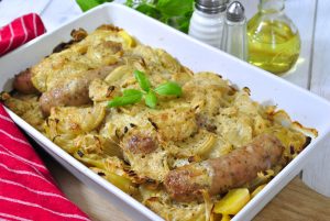 Zapiekanka ziemniaczana z białą kiełbasą